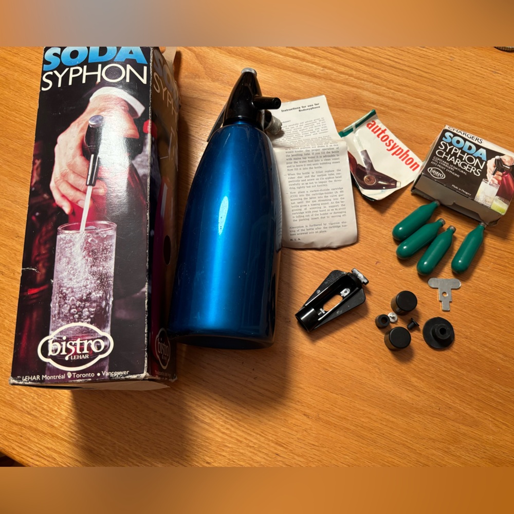 Bistro Lehar Blue Soda Syphon with Accessories including 4 Chargers